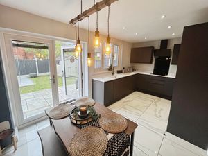 Kitchen Diner- click for photo gallery